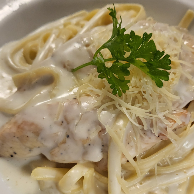L: Chicken Alfredo.