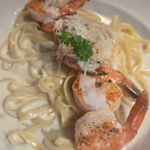 L:shrimp Alfredo.